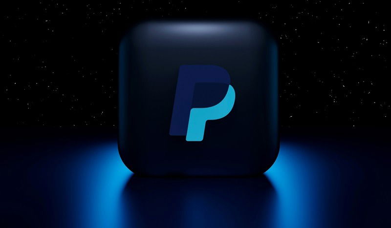 Логотип PayPal и элементы интерфейса, демонстрирующие бренд.
