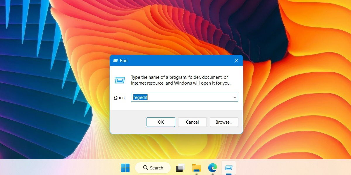 Win+R で regedit を実行している画面