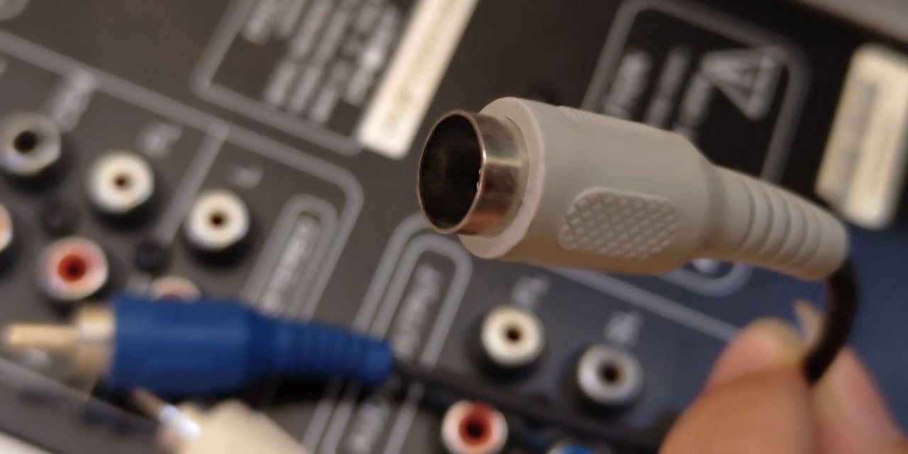 RCA connector with a broken pin