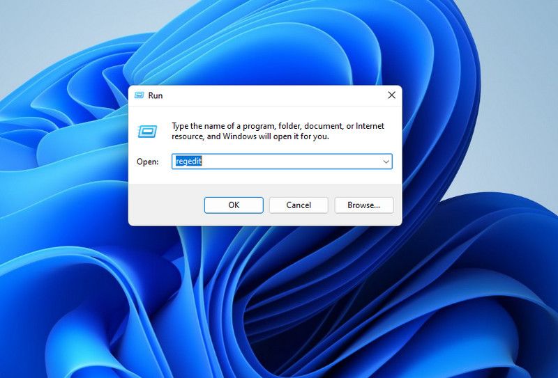 Окно 'Выполнить' с regedit