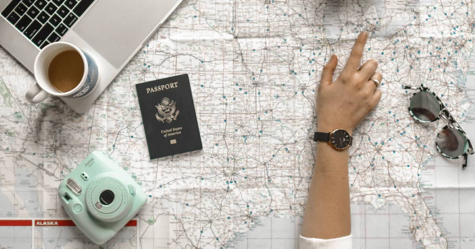 Фото: заголовок статьи с ноутбуком и картой