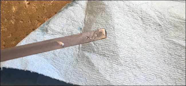 Проверка уровня масла по щупу после заливки