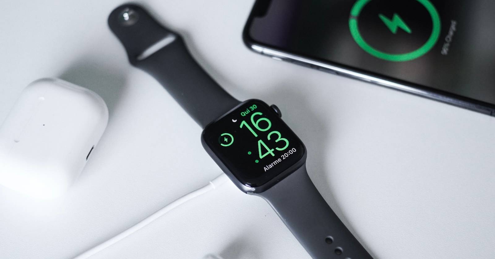 Apple Watch и iPhone на зарядке, вид рядом