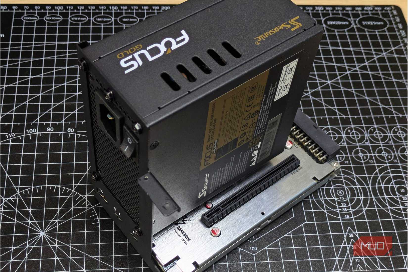 I/O панель и задняя часть корпуса с местом для материнской платы