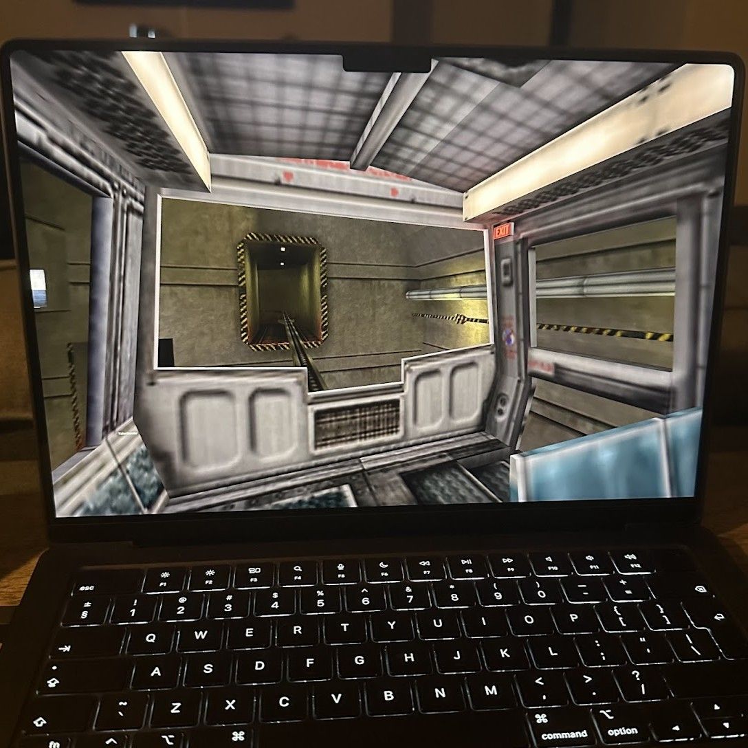 Half-Life на MacBook Pro.