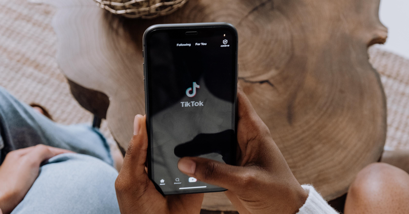 Главный экран приложения TikTok с лентой видео