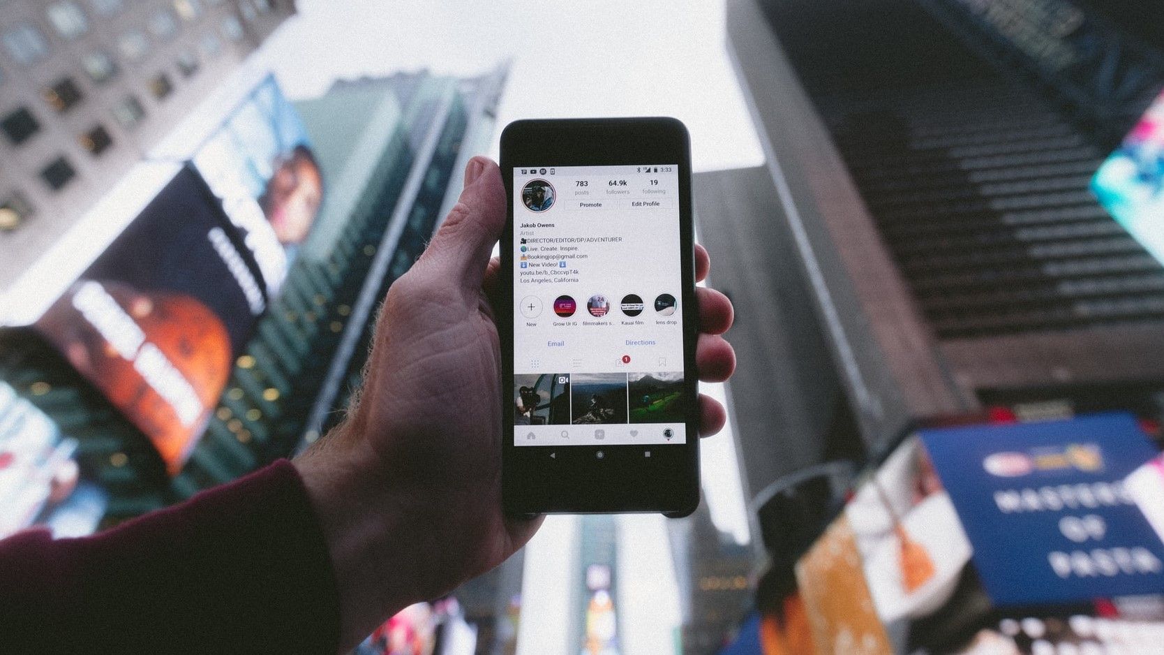 Профиль в соцсетях на телефоне.