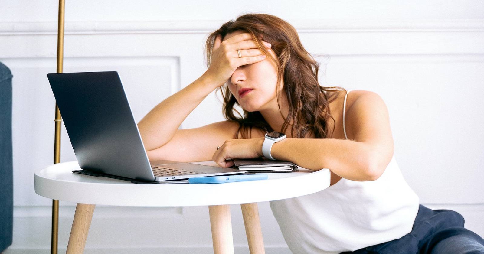 Разочарованный пользователь с ноутбуком