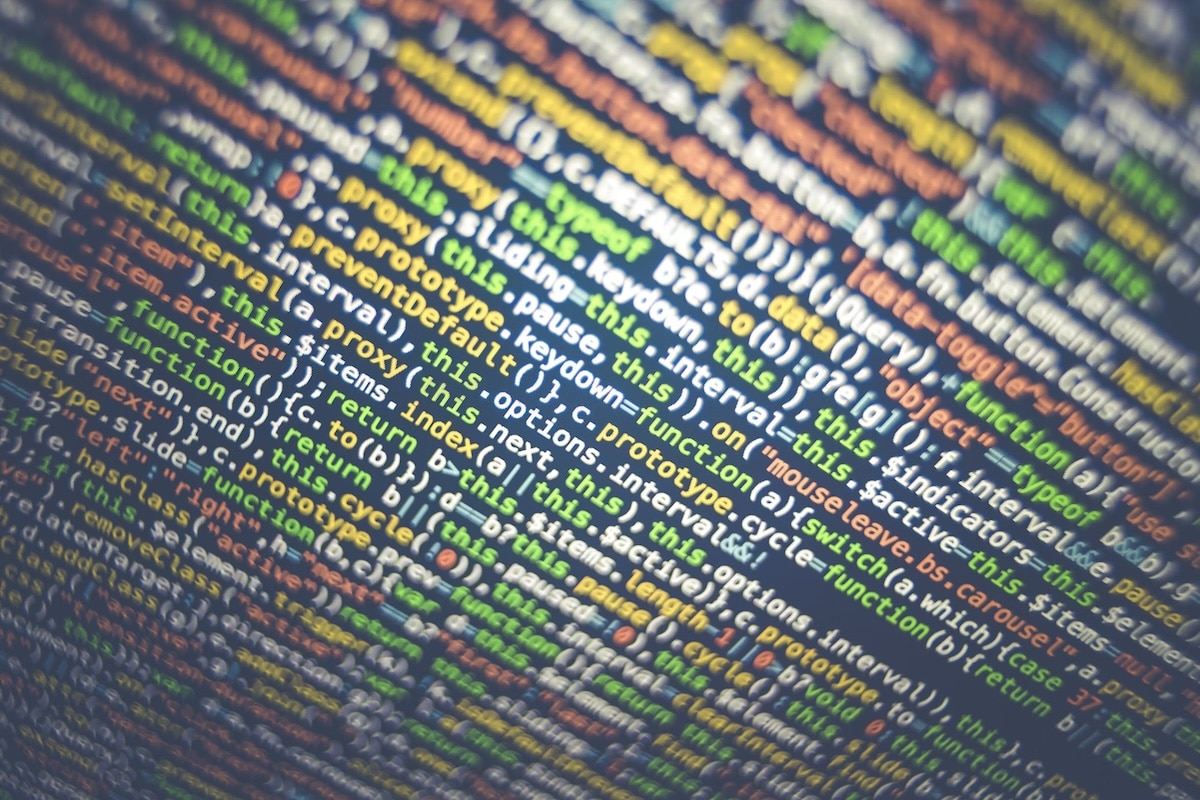Schermo con codice che indica una violazione dei dati