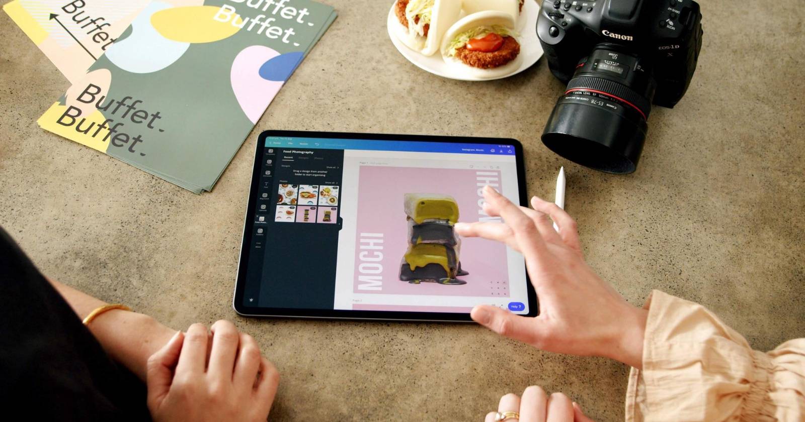 Человек, работающий в приложении Canva
