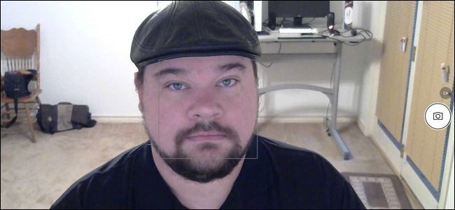 Мониторы с тёплым цветовым оттенком, лицо выглядит более естественным