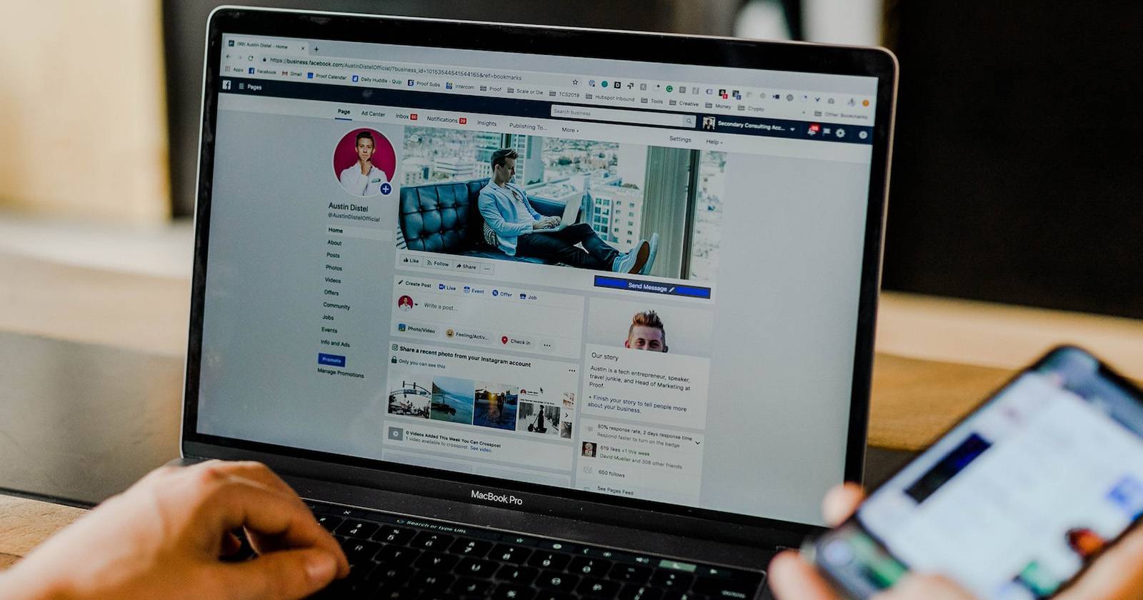 Профессиональный профиль Facebook на экране