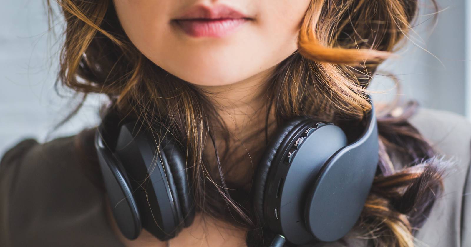 Наушники на столе рядом с ноутбуком — использование MyNoise для концентрации