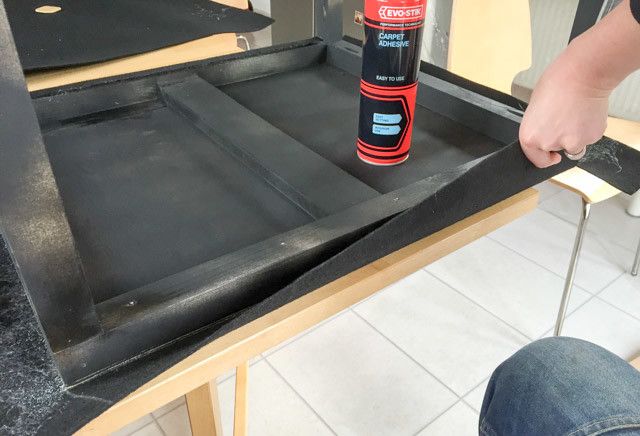 покрашенный корпус и процесс наклейки коврового покрытия