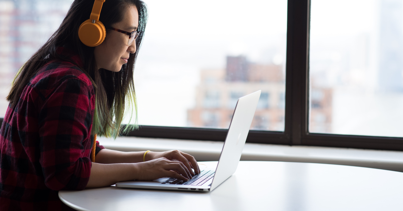 Женщина печатает на ноутбуке