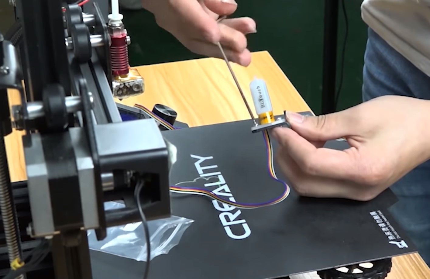 Устройство BLTouch в руке для установки на 3D‑принтер