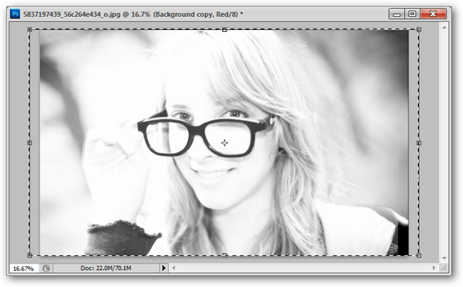Пример: красный канал фонового слоя растянут по горизонтали
