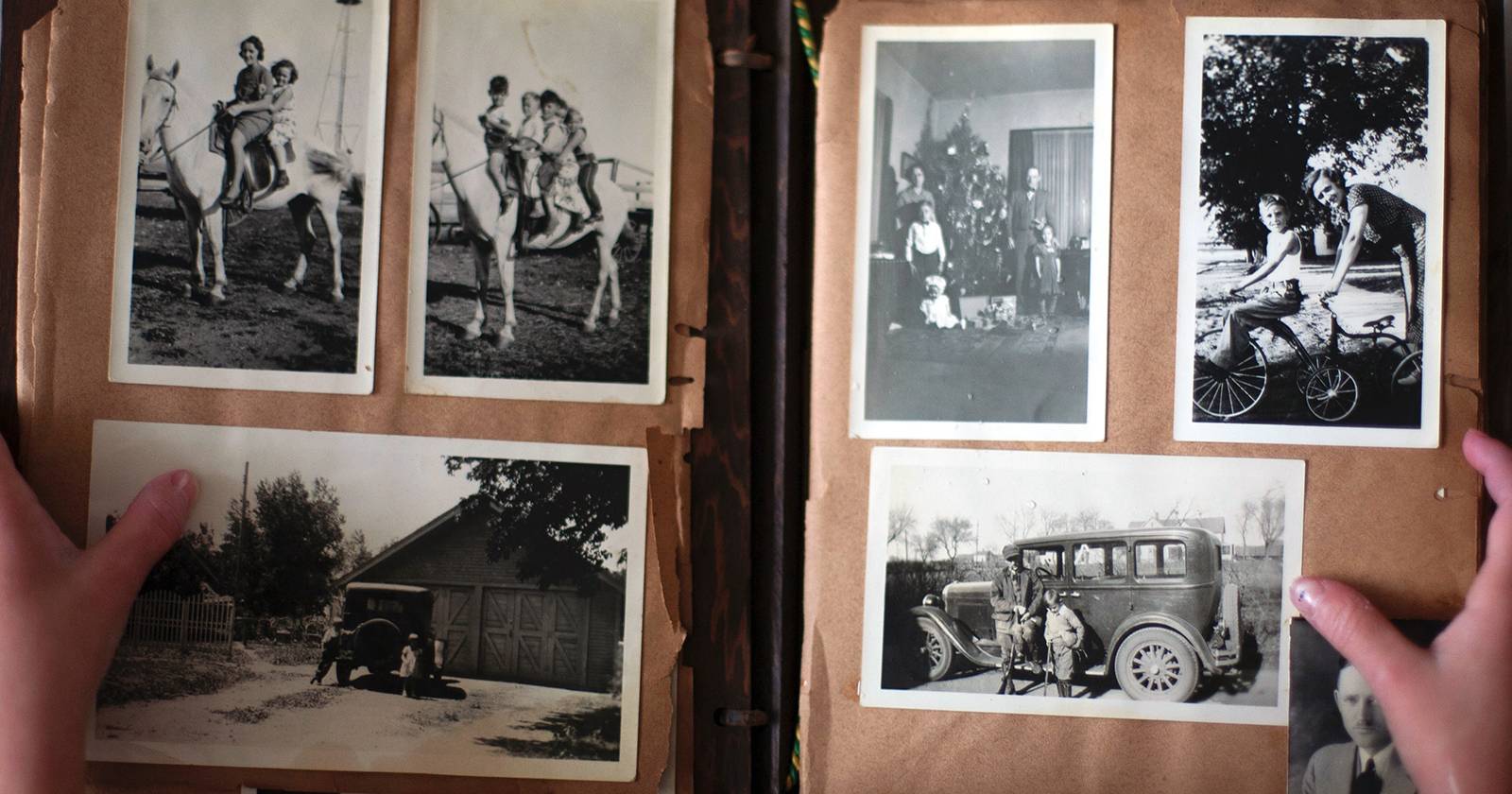 старые чёрно‑белые фотографии в альбоме