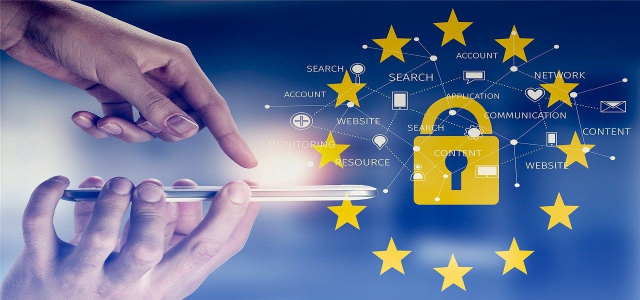Приложение на смартфоне, пользователь нажимает на экран с логотипами соцсетей