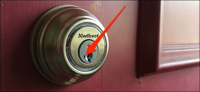 Инструмент SmartKey и ключи рядом с дверным замком