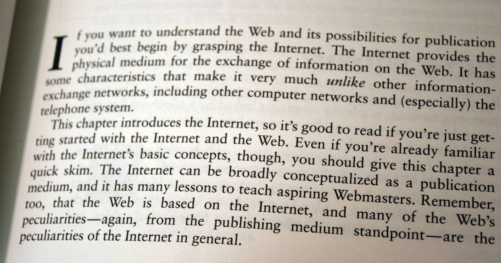 Фотография рабочего стола с ноутбуком и заметками