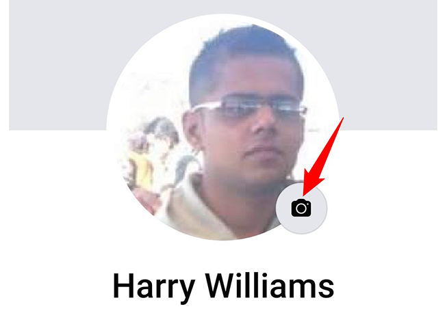 Нажмите иконку камеры в правом нижнем углу фото профиля.