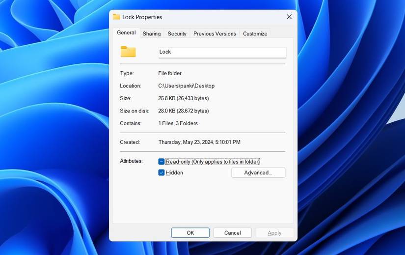 Опция «Скрытый» в свойствах папки Windows, показывающая как пометить папку скрытой.