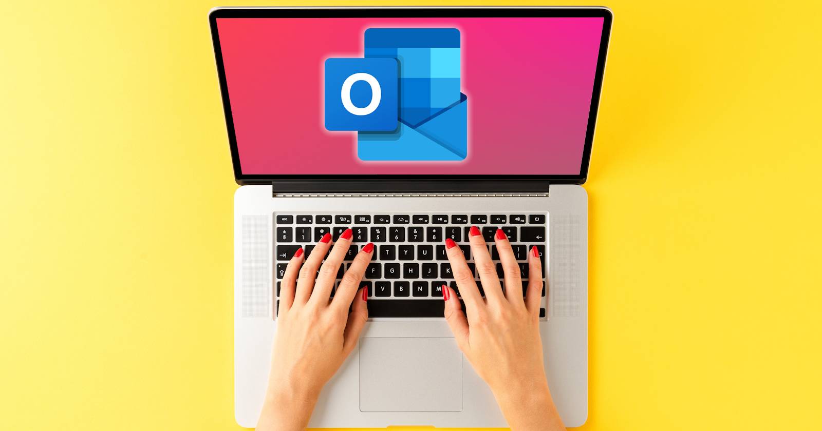 вид сверху: женские руки на ноутбуке с логотипом Outlook на экране