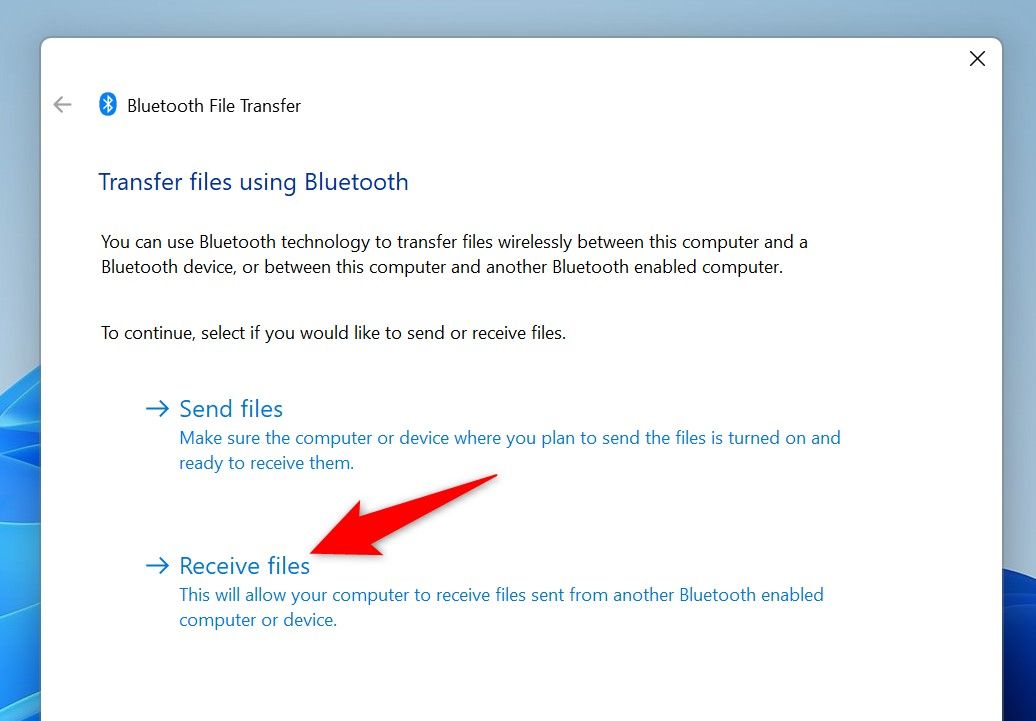 Кнопка Принять файлы выделена в окне Bluetooth File Transfer.