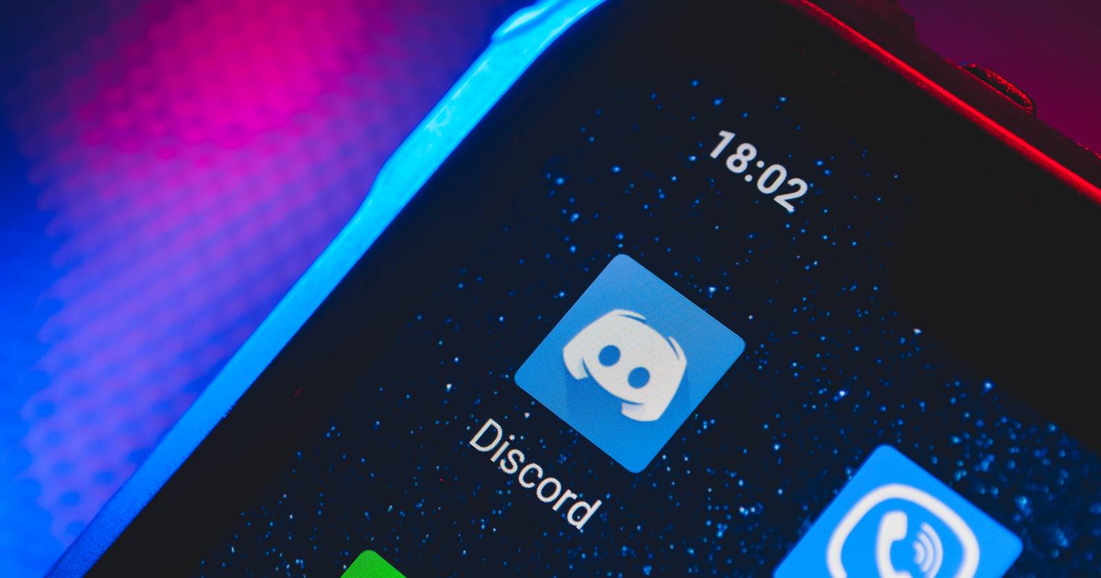 Логотип приложения Discord на экране смартфона