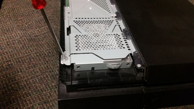 Откручивание винта HDD в PS4
