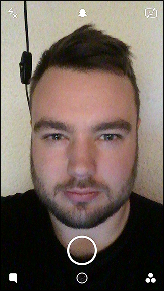 Экран камеры Snapchat с кнопками управления камерой и снизу