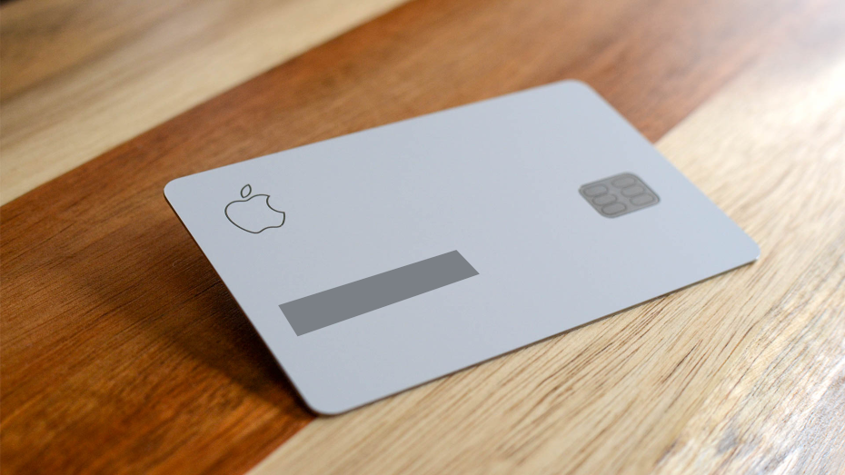 Apple Card с полностью закрытым именем чёрной полосой.