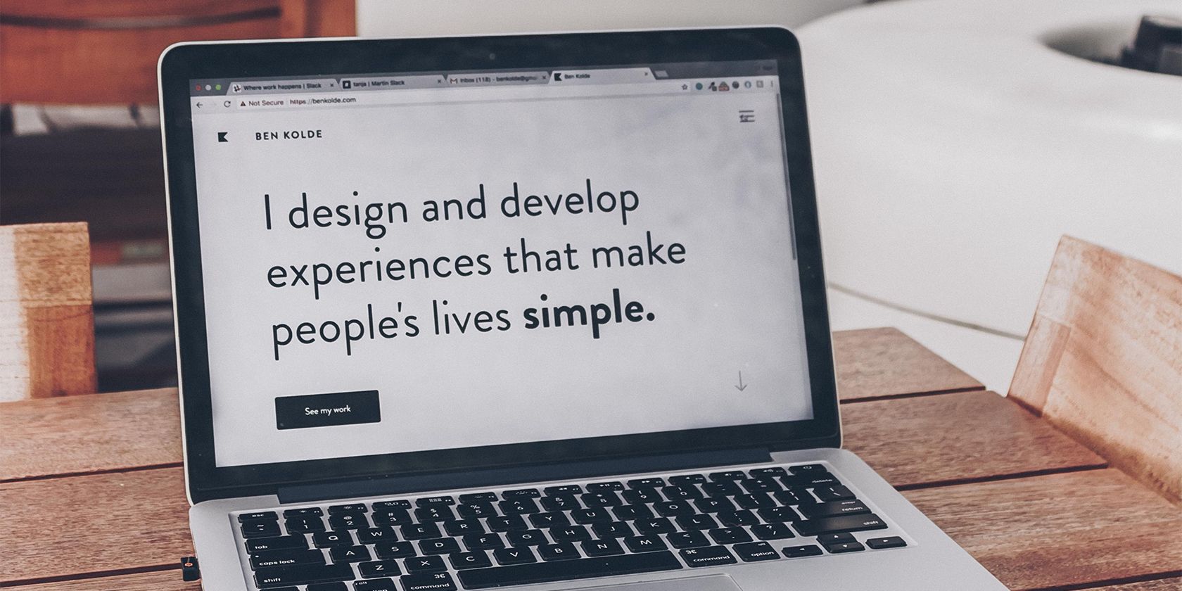 Ноутбук с текстом миссии бренда на экране.