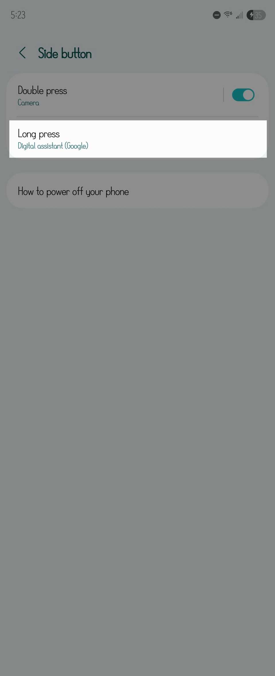 Опция длительного нажатия выделена в настройках боковой кнопки на телефоне Samsung.