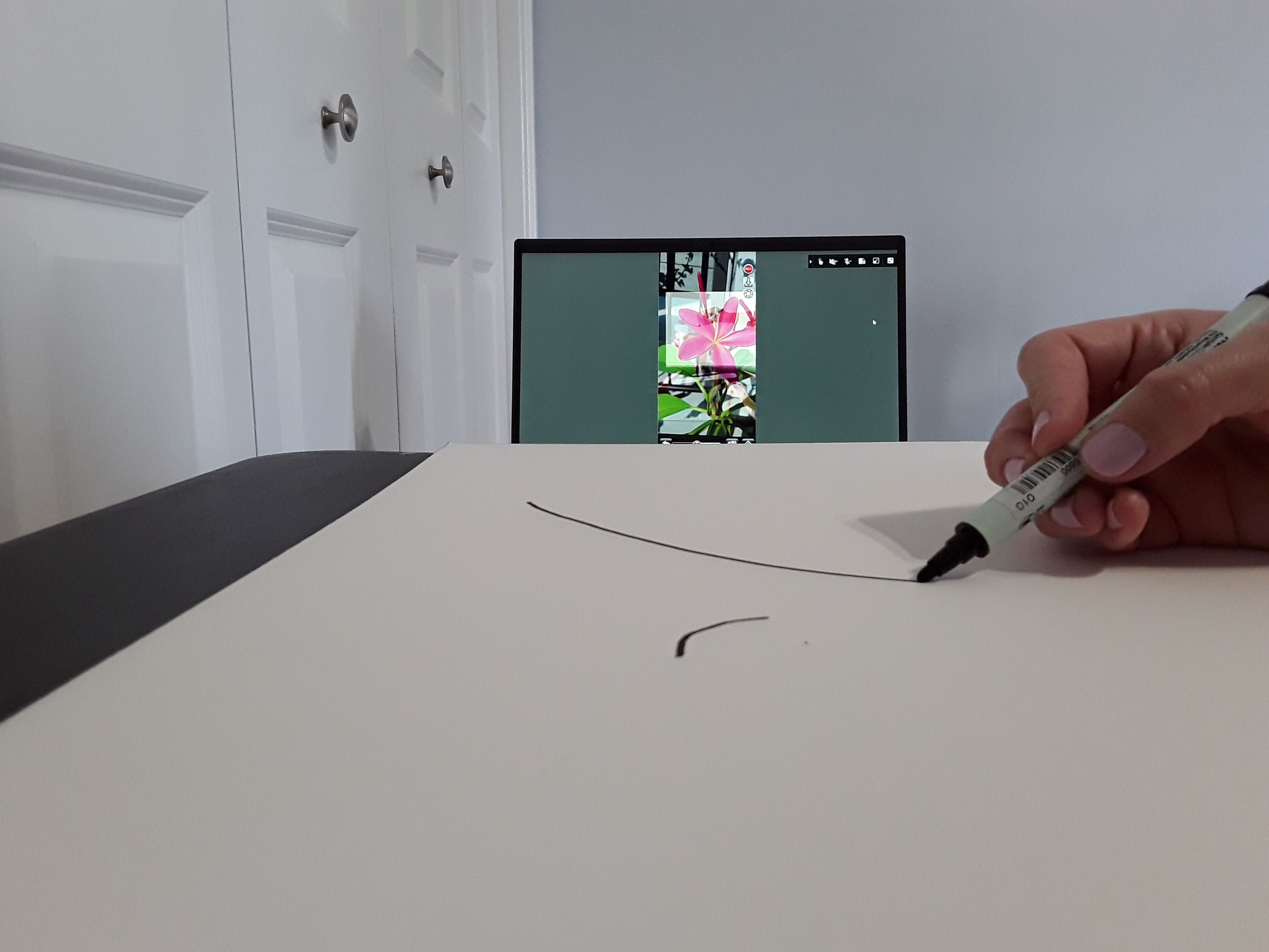 Рисунок в процессе на зеркальном экране