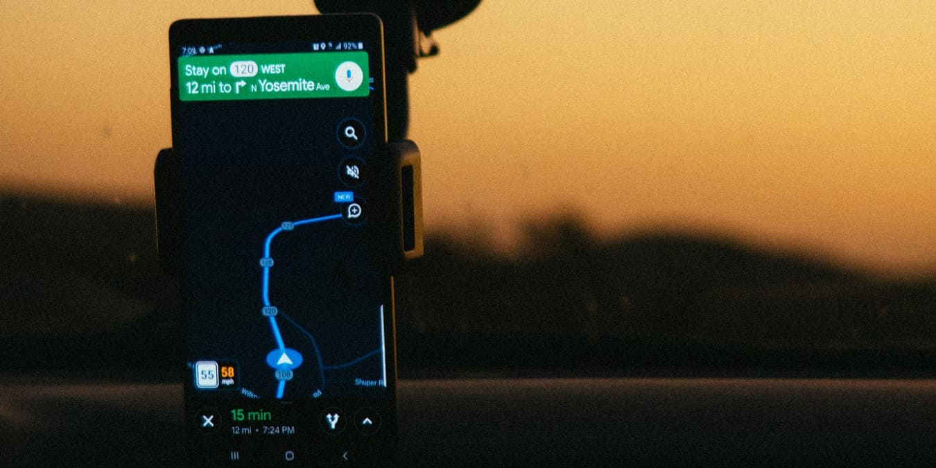 Показать ограничение скорости в Google Maps на мобильном