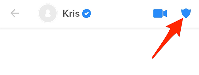 Иконка щита в верхнем правом углу чата Tinder для доступа к инструментам безопасности