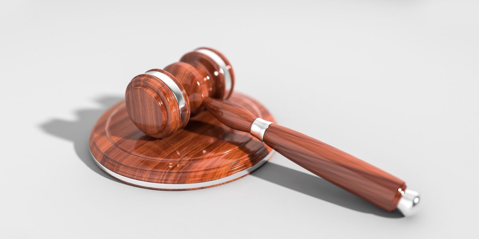 Деревянный молоток на белом фоне