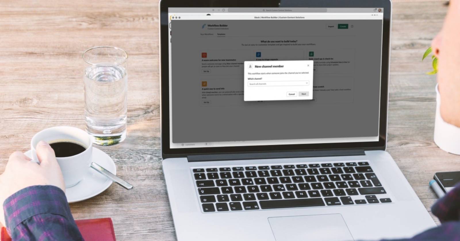 Мужчина использует ноутбук с открытым Workflow Builder в Slack
