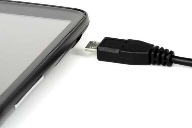 Micro USB кабель рядом со смартфоном