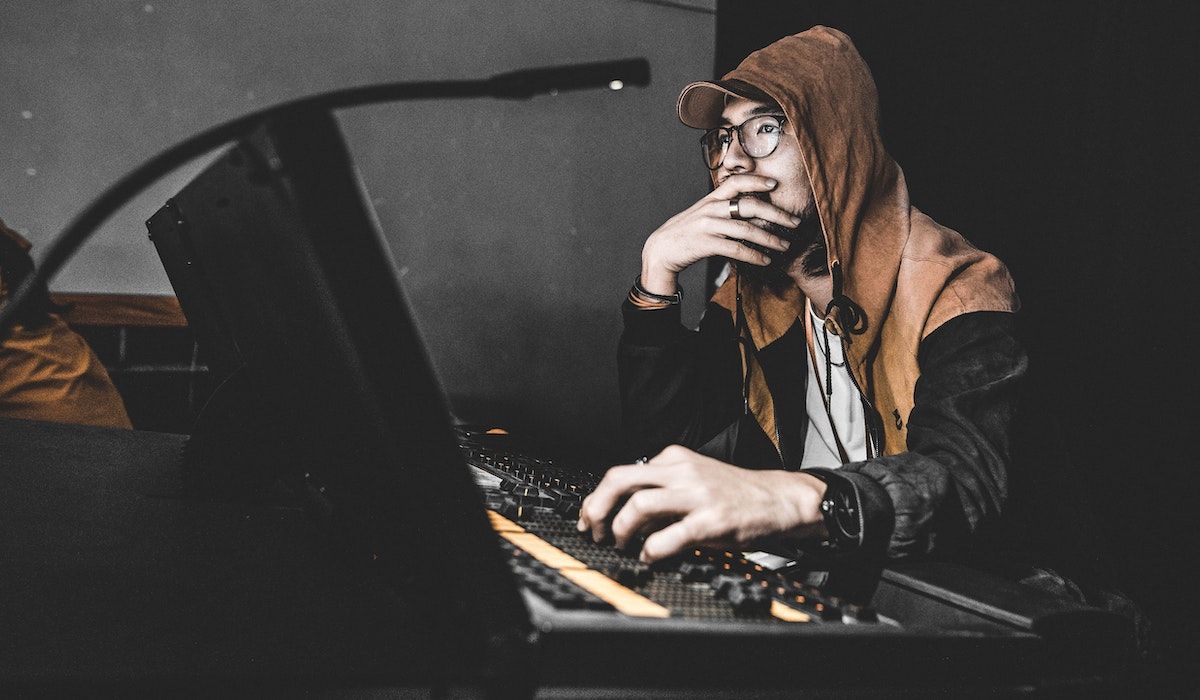 Звукорежиссёр пытается завершить аранжировку