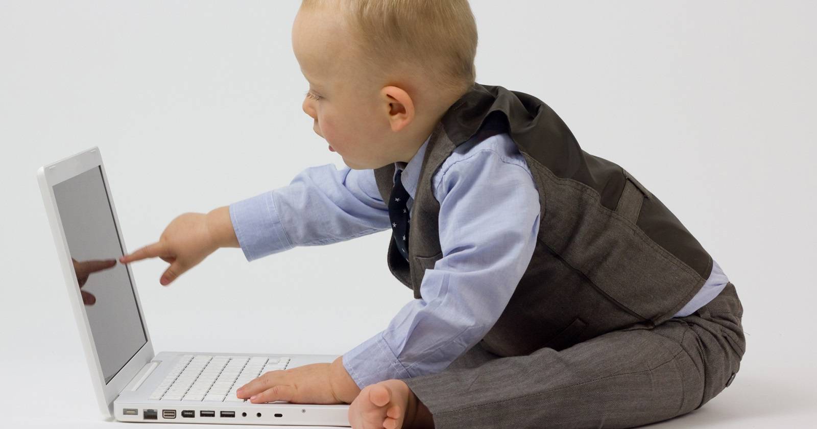 Коллаж технологий: гаджет, логотипы приложений и телевизор