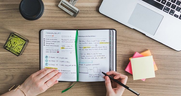 Изображение блокнота с заметками и ноутбука