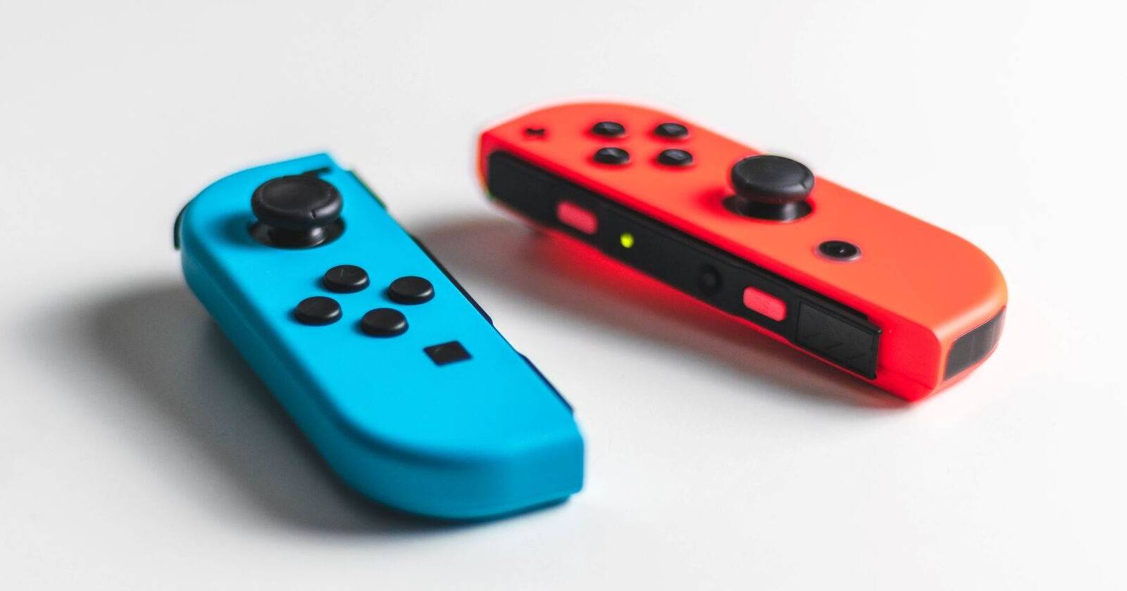 Вид сверху: комплект красных и синих контроллеров Nintendo Joy-Con 