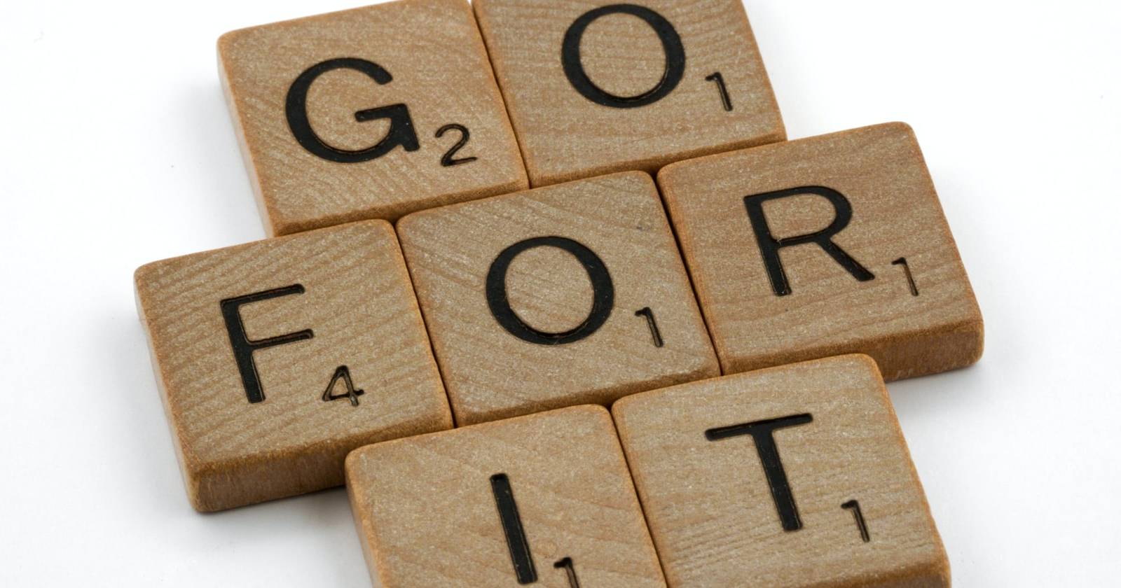 Буквы Scrabble, складывающиеся в фразу «GO FOR IT»