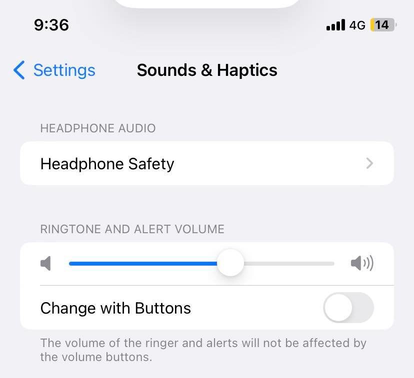 Экран iPhone с пунктом «Звуки и тактильные сигналы» в настройках