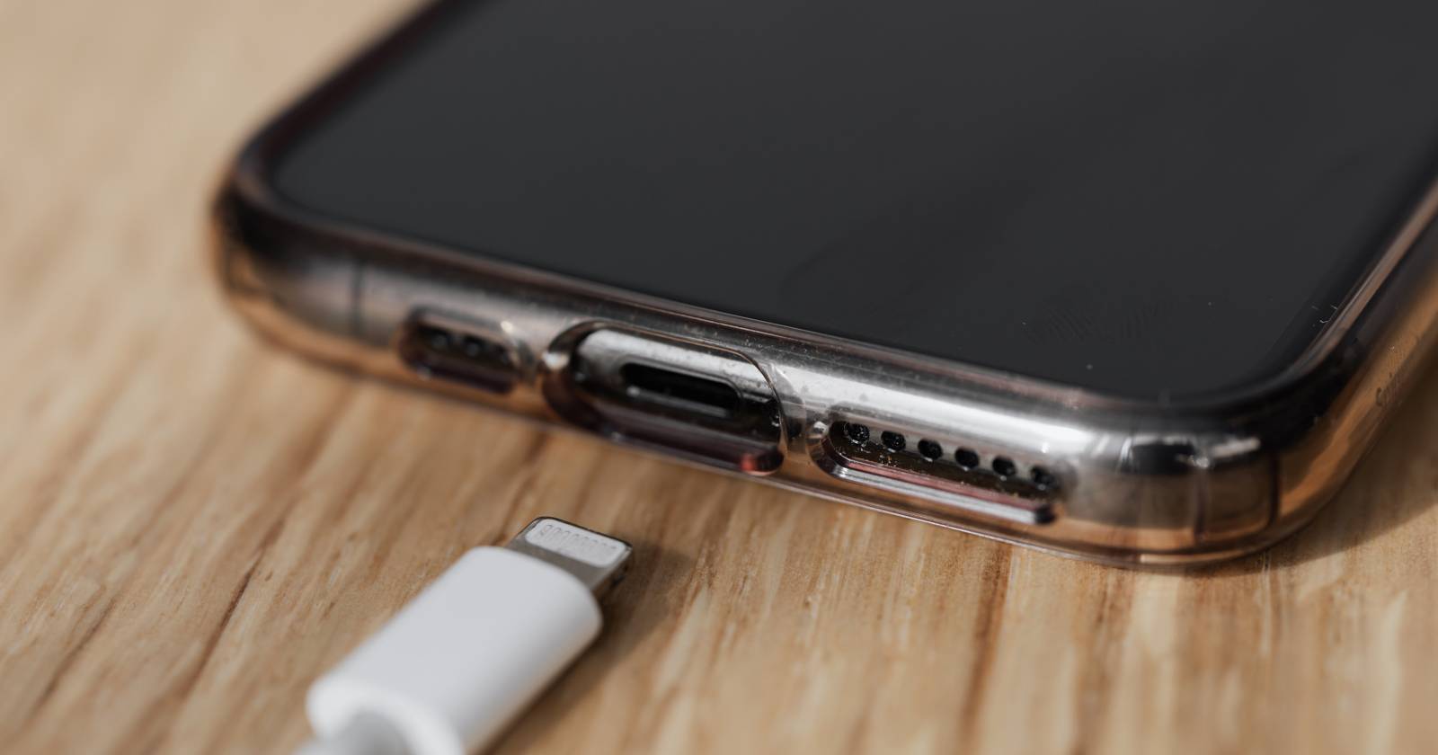 Порт зарядки iPhone и зарядное устройство на столе