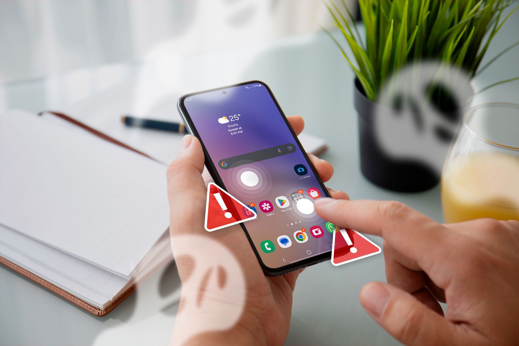 Рука использует смартфон с ложными касаниями экрана