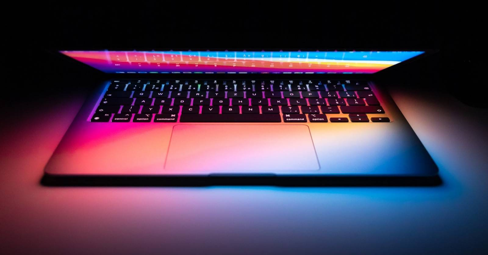 Ноутбук MacBook на рабочем столе — система Fedora